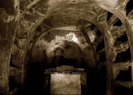 Un viaggio nei misteri delle Catacombe di San Gaudioso