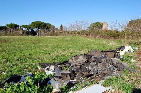 Parco dell'Appia Antica. L'unica discarica meritevole di protezione dell'Unesco. Fellini ci ha girato la Dolce Vita, oggi solo degrado