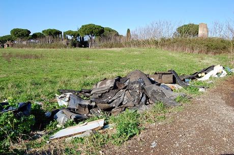 Parco dell'Appia Antica. L'unica discarica meritevole di protezione dell'Unesco. Fellini ci ha girato la Dolce Vita, oggi solo degrado
