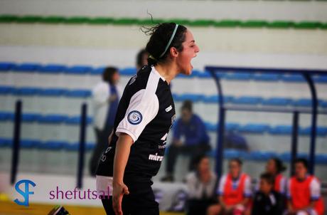 Maria Sorvillo segna il gol del vantaggio dell'Olimpus nella sfida della serie A di calcio a 5 femminile contro il Montesilvano