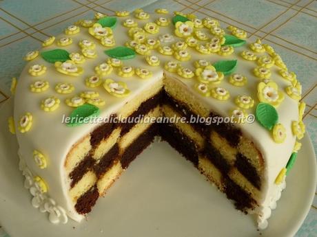 Torta a scacchi decorata con fiori in pasta di zucchero