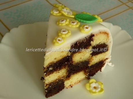 Torta a scacchi decorata con fiori in pasta di zucchero