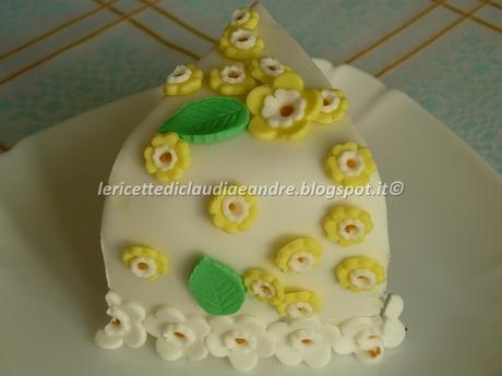 Torta a scacchi decorata con fiori in pasta di zucchero