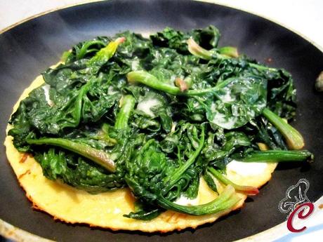 Omelette aperta di farinata di ceci con porro e spinaci: una catena infinita di sani rituali e nuovi contesti