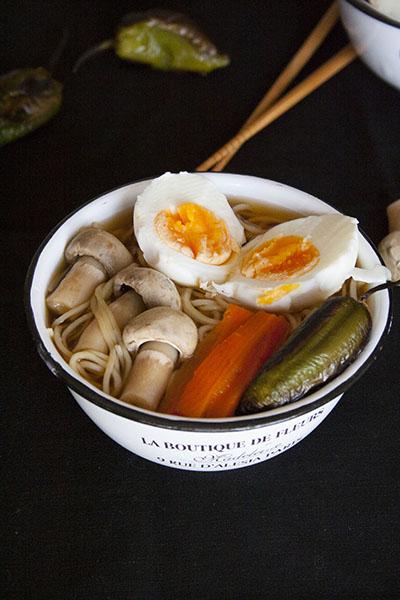 Zuppa di miso con noodles e verdure 