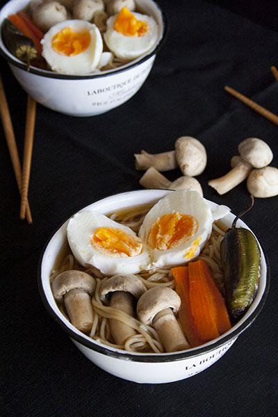 Zuppa di miso con noodles e verdure 