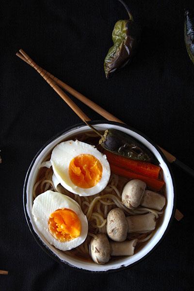 Zuppa di miso con noodles e verdure 
