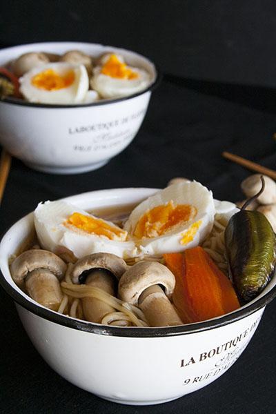 Zuppa di miso con noodles e verdure 