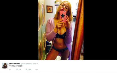 Il ritorno di Sara Tommasi a colpi di selfie hot