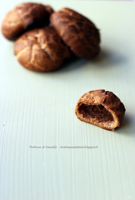 Bignè al cacao ripieni di cioccolato bianco con copertura di gianduia e nocciole - la pasta choux di Omar Busi