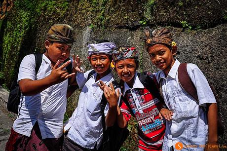 Bambini indonesiani che salutano a bali