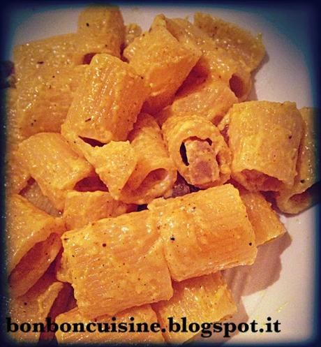 Mezzi paccheri con crema di robiola, guanciale e curry