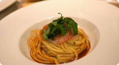 Spaghetti quadrati con cremoso di aglio, carpaccio di gambero e crescione