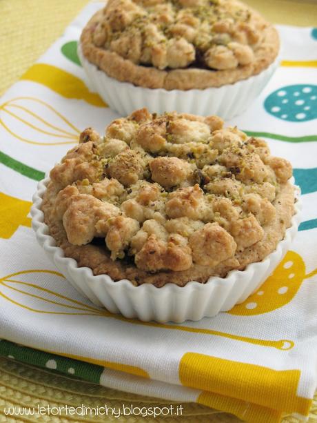 Mini sbrisolone con ricotta di bufala, confettura di corniole e granella di pistacchi Mini sbrisolone con ricotta di bufala, confettura di corniole e granella di pistacchi