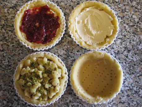 Mini sbrisolone con ricotta di bufala, confettura di corniole e granella di pistacchi Mini sbrisolone con ricotta di bufala, confettura di corniole e granella di pistacchi