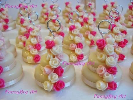 Mini wedding cake: 3 piani con rose e nastrini di raso