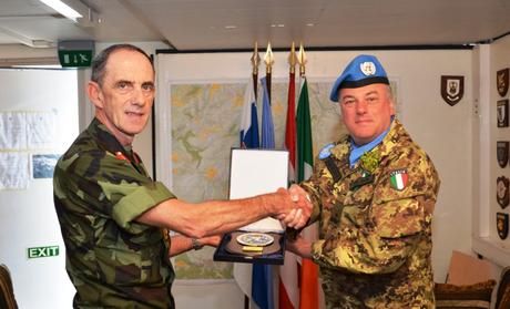 Libano/ Il Generale Del Col consegna la medaglia commemorativa della missione ONU ai contingenti Finlandesi e Irlandesi