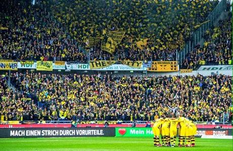 (VIDEO)10,000 Borussia Dortmund fans away vs Hannover 96 Choreografy & Pyro 21.3.2015 #thisisfootball