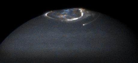 Hubble Space Telescope cattura questa aurora nel marzo 2007 sul'emisfero nord di Giove. Crediti: NASA/JPL/HST