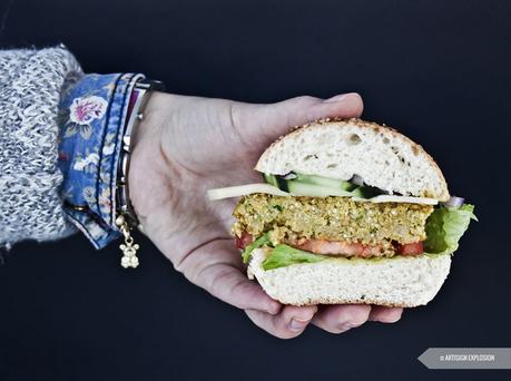 Veggie Burger di quinoa, zucchine e lenticchie con salsa alla senape e miele.