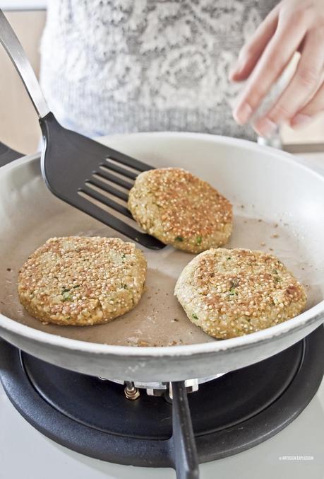 Veggie Burger di quinoa, zucchine e lenticchie con salsa alla senape e miele.