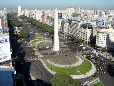 I novanta metri di larghezza della Avenida de Julio di Buenos Aires - (c) inautonews.com