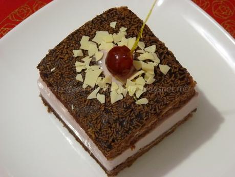 Torta monoporzione con mousse all'amarena con La Gioia alle nocciole Freddi