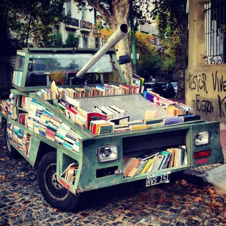 In Argentina arriva il carro armato colmo di libri