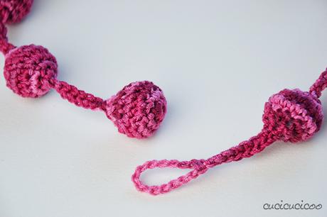 Ball & Chain: pattern per una collana all'uncinetto di www.cucicucicoo.com