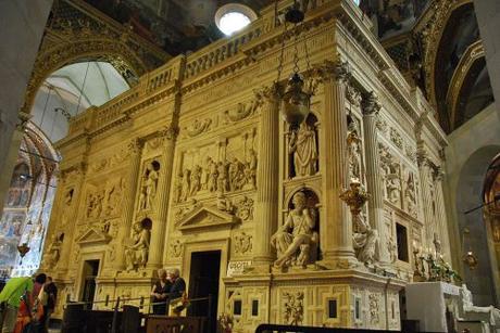 1024px-Santuario_della_Santa_Casa_in_Loreto_-_Casa_Santa