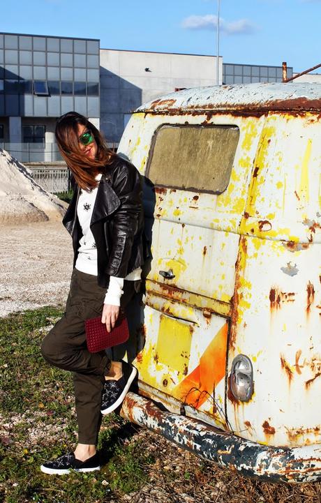 Outfit: cargo pants, felpa con perline e slip on Zara Outfit: cargo pants, felpa con perline e slip on Zara