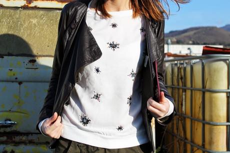 Outfit: cargo pants, felpa con perline e slip on Zara Outfit: cargo pants, felpa con perline e slip on Zara