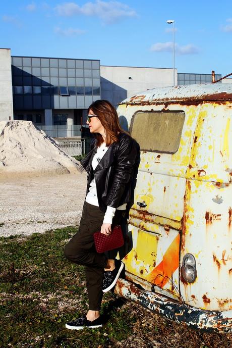 Outfit: cargo pants, felpa con perline e slip on Zara Outfit: cargo pants, felpa con perline e slip on Zara