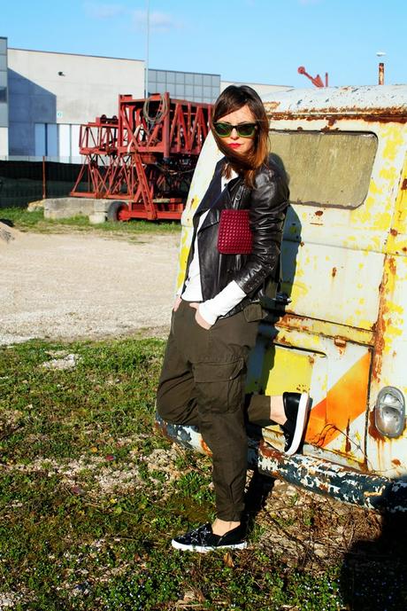 Outfit: cargo pants, felpa con perline e slip on Zara Outfit: cargo pants, felpa con perline e slip on Zara