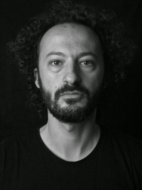 Sergio Grispello, nato a Napoli nel 1975, é un artista visivo che dal 1997 lavora con la fotografia: ha prodotto progetti personali, lavori professionali e ... - chi-va-con-lo-zoppo-non-perde-la-mostra-tinst-L-PxTALv