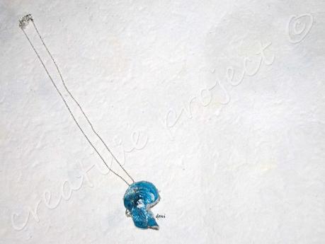 ciondolo in pelle decorata e fil di ferro ciondolo pelle decorata bianco-azzurro