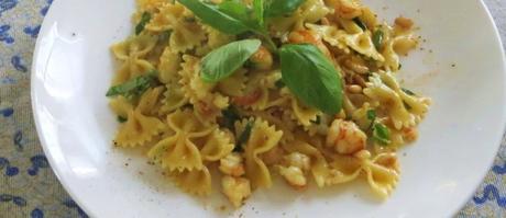 Farfalle ai gamberi, basilico e pinoli