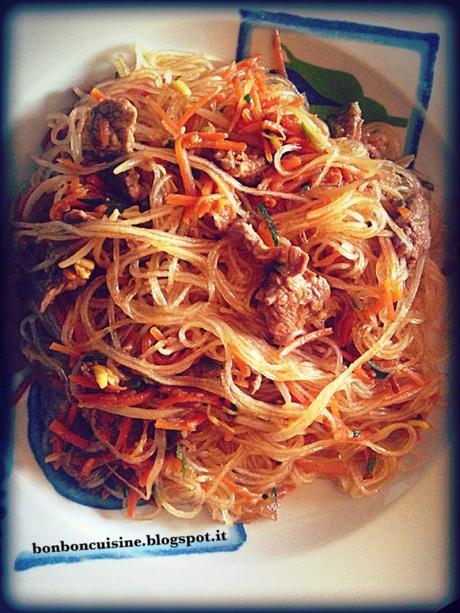 Spaghetti di soia con carne e verdure ricetta cinese (面条)