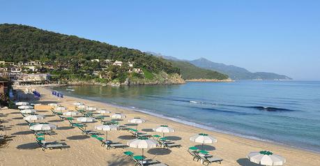 Isola d'Elba vacanze sulla spiaggia e cielo azzurro