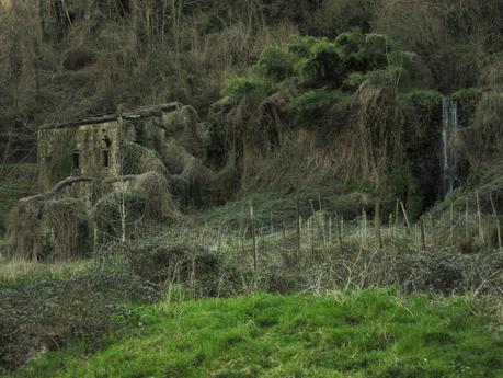 Lieux solitaires // la sorcière à l'intérieur du moulin abandonné