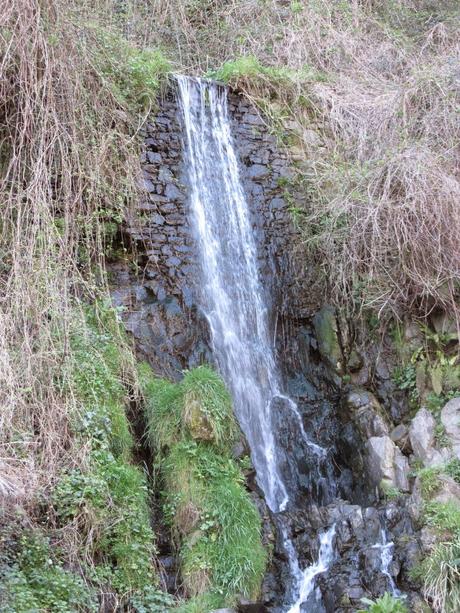 Lieux solitaires // la sorcière à l'intérieur du moulin abandonné