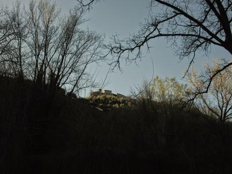 Lieux solitaires // la sorcière à l'intérieur du moulin abandonné