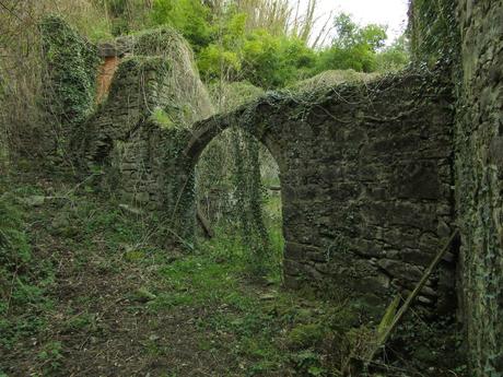 Lieux solitaires // la sorcière à l'intérieur du moulin abandonné