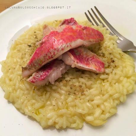 Risotto all'olio al limone con polvere di capperi e filetti di triglia