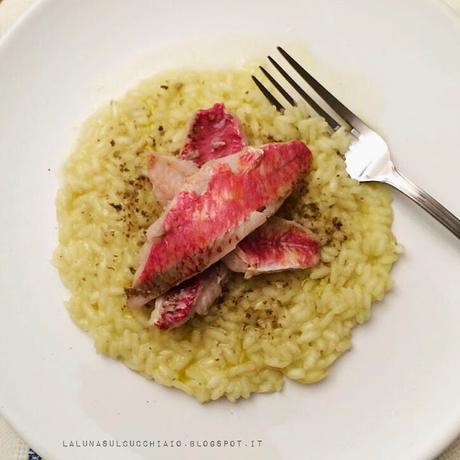 Risotto all'olio al limone con polvere di capperi e filetti di triglia