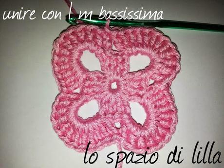 Copertina crochet per neonato con i fiori a rilievo