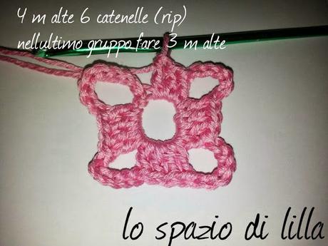 Copertina crochet per neonato con i fiori a rilievo