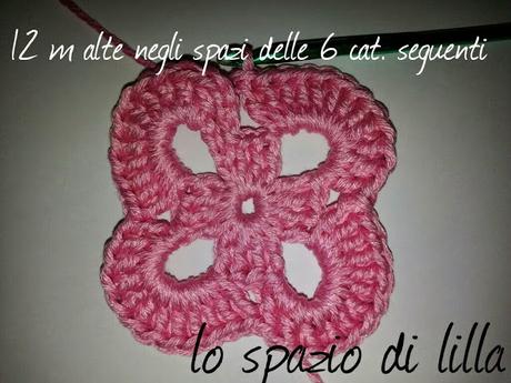 Copertina crochet per neonato con i fiori a rilievo