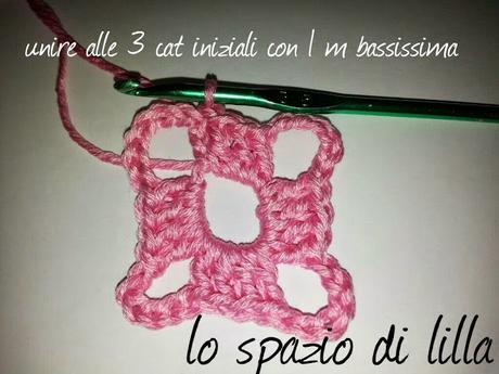 Copertina crochet per neonato con i fiori a rilievo