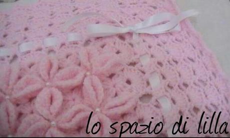 Copertina crochet per neonato con i fiori a rilievo